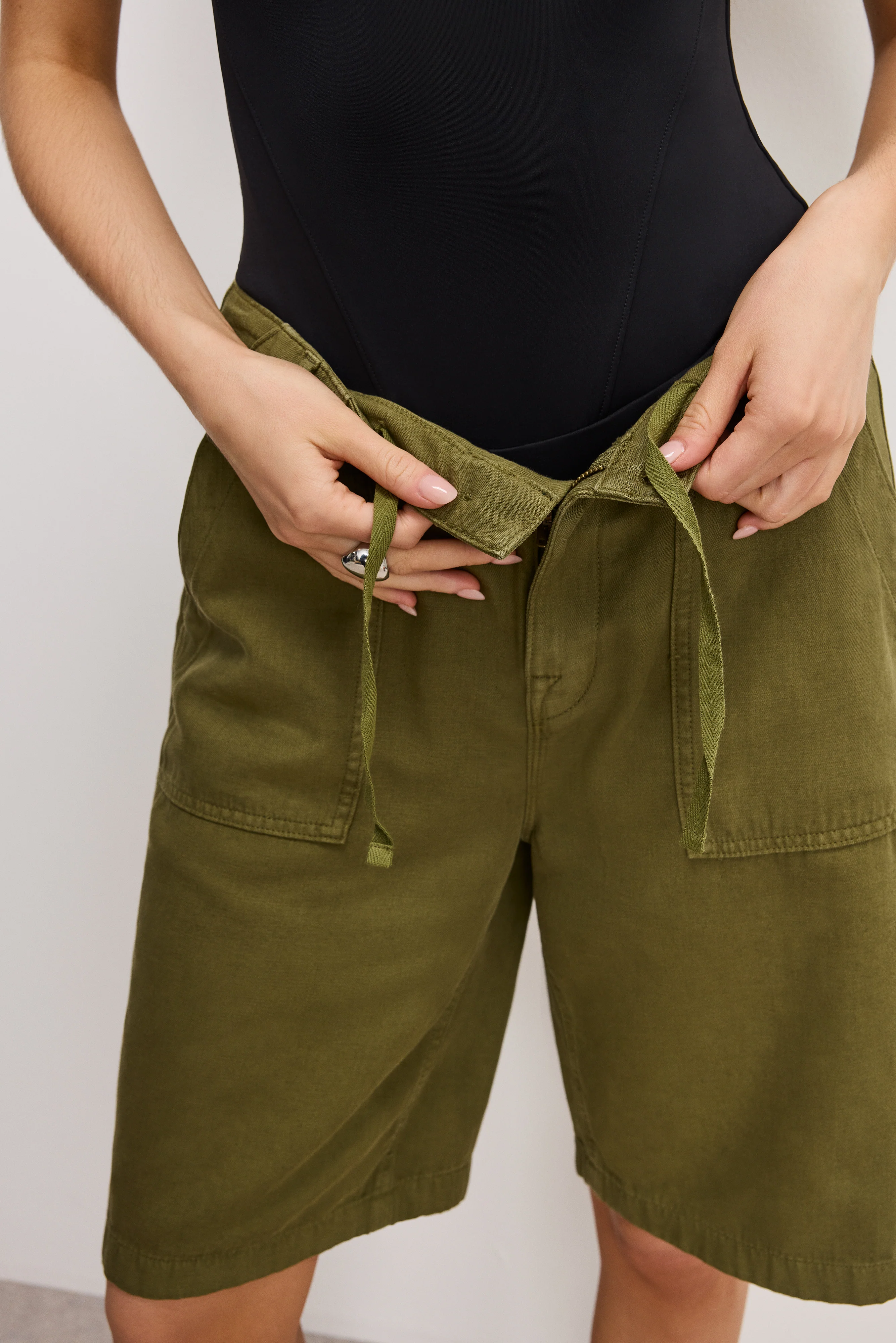 LITE LINEN BERMUDA SHORT Martini olive002