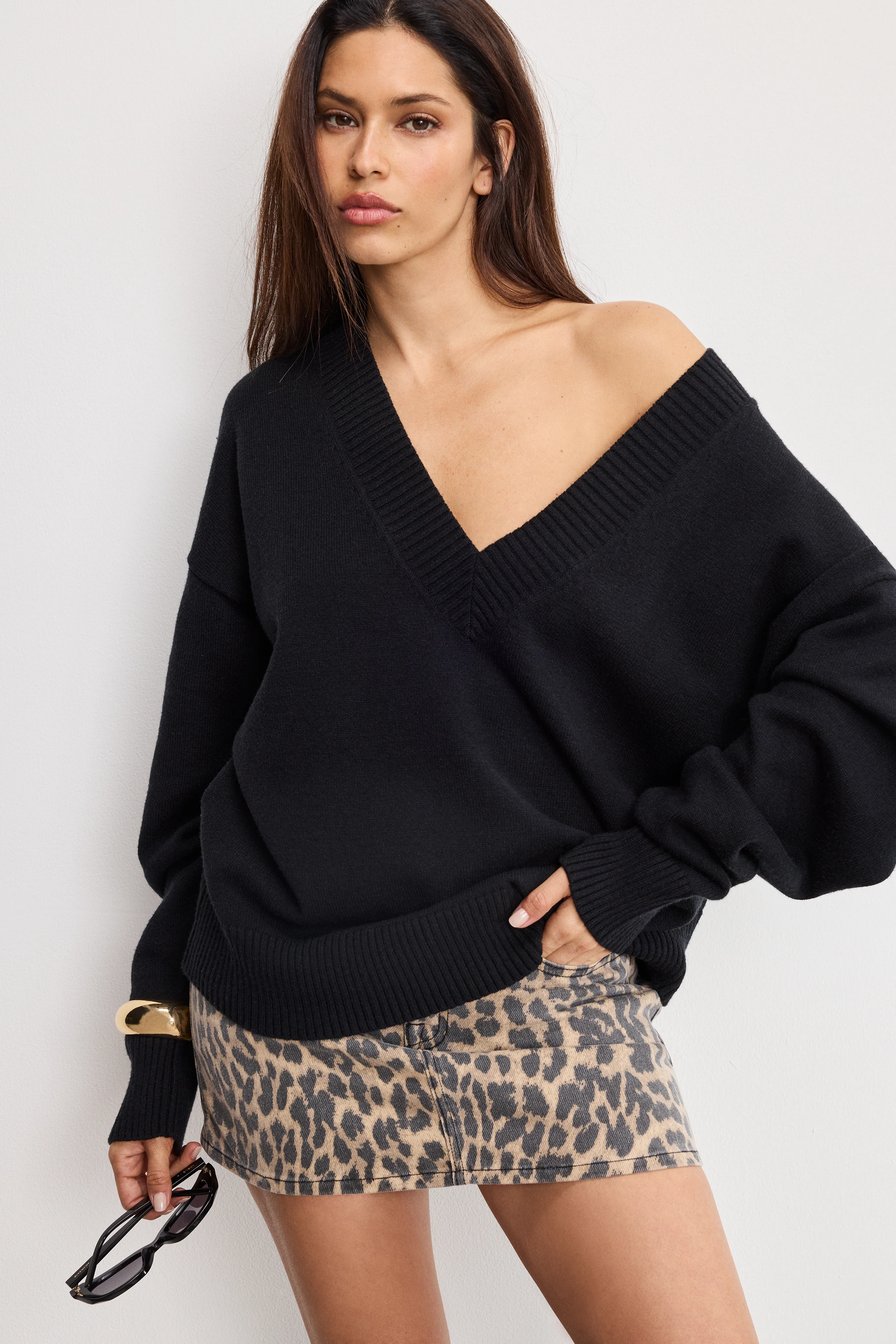 DEEP V KNIT SWEATER Black001