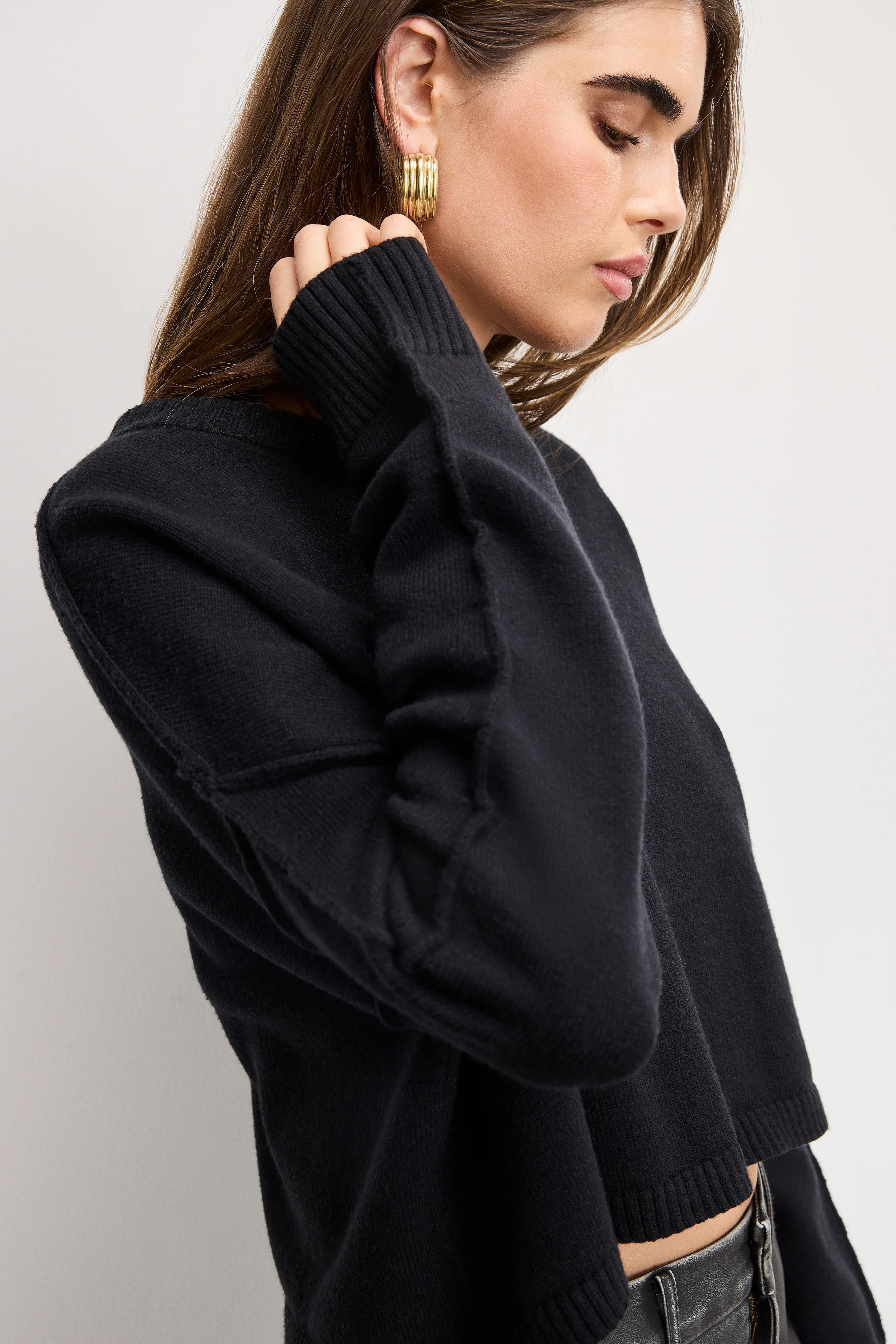 COZY KNIT CREW NECK Black001