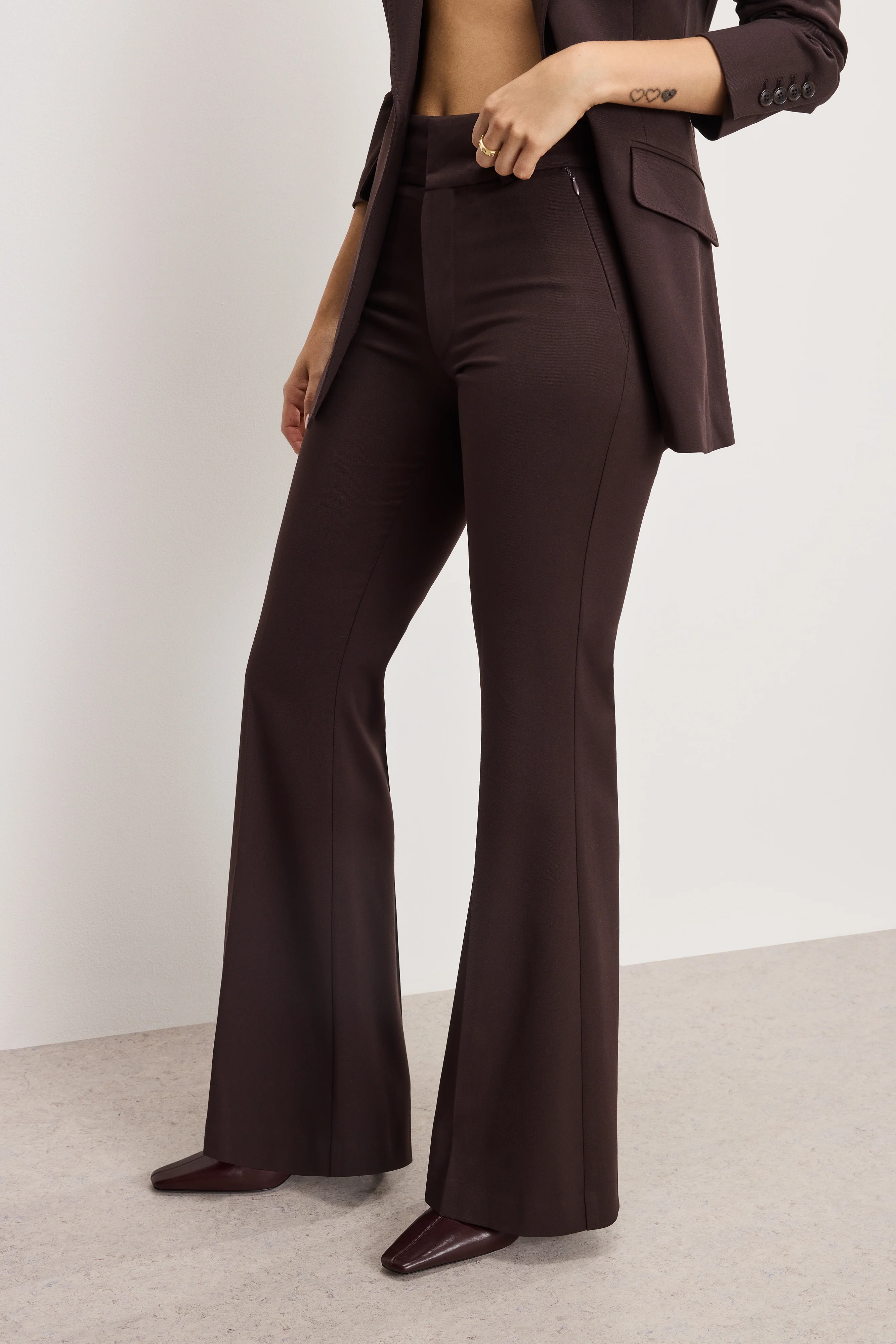 ESSENTIAL SUITING FLARE TROUSERS Dark chocolate